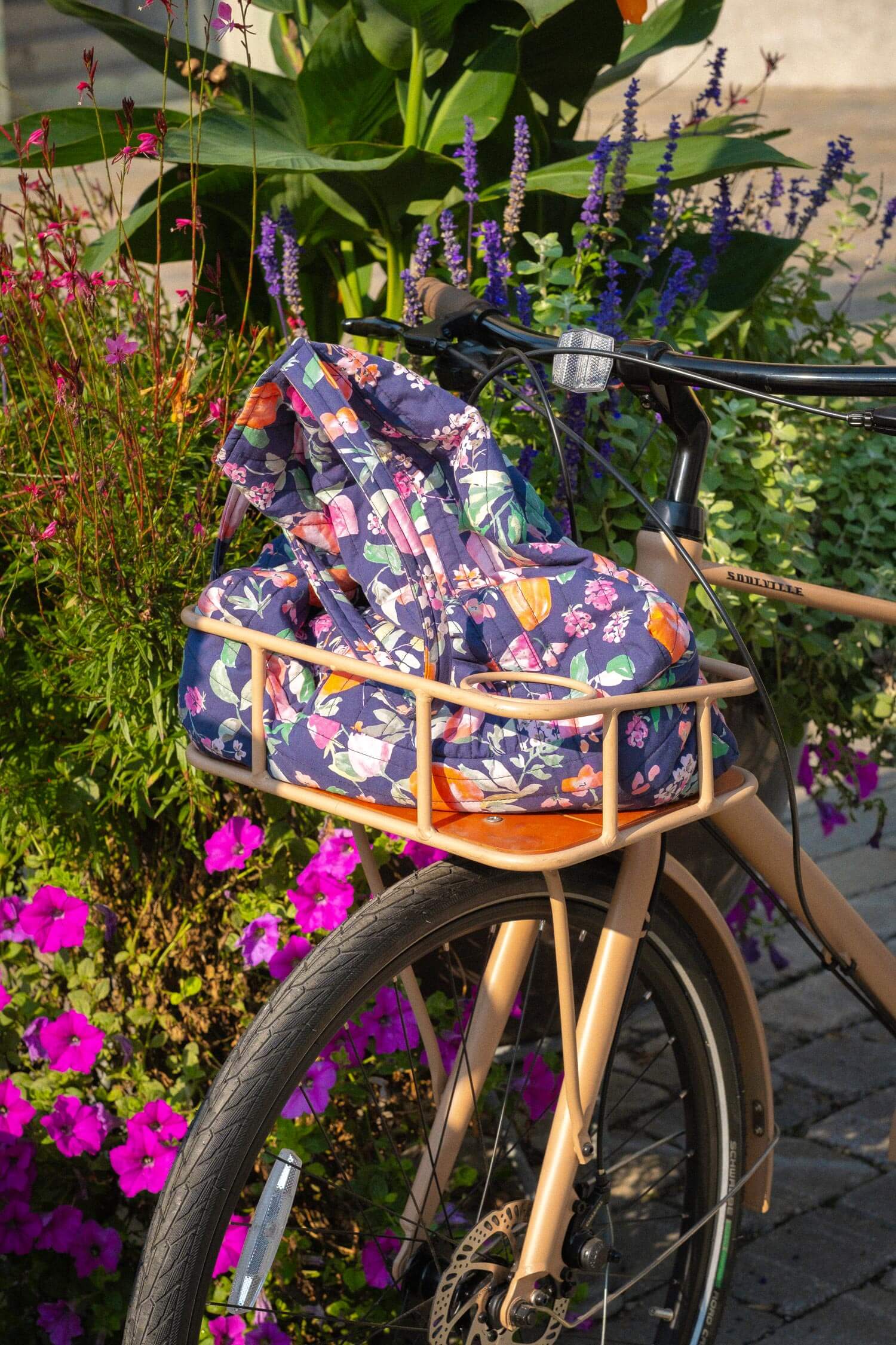 Sac et fleurs sur un vélo